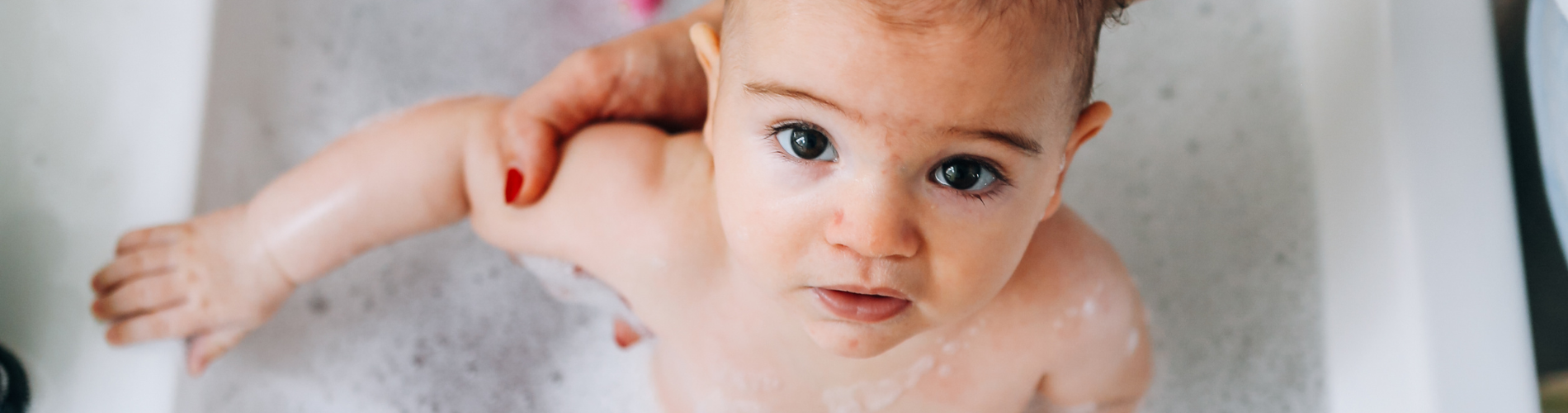 Baby genießt die Badezeit Baby genießt die Badezeit