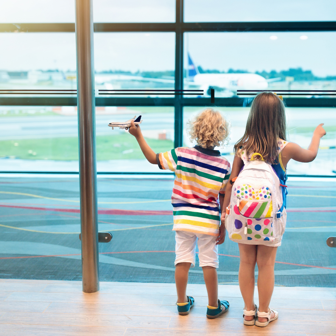 Bruder und Schwester warten am Flughafen