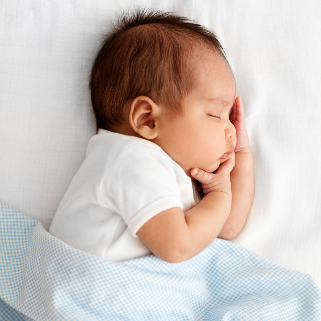Baby schlafend im Kinderbett