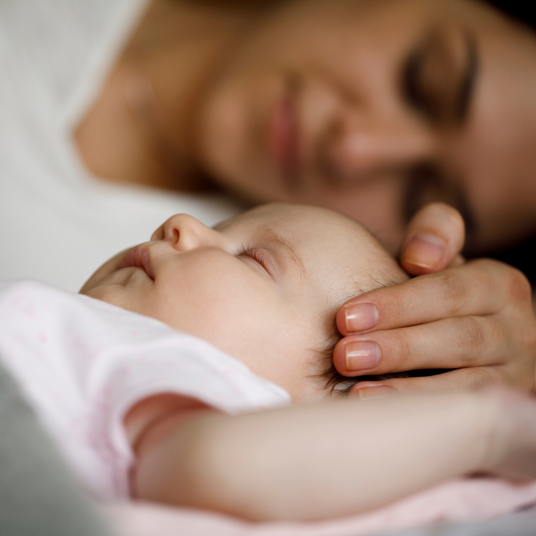 Mama und Baby beim Mittagsschlaf
