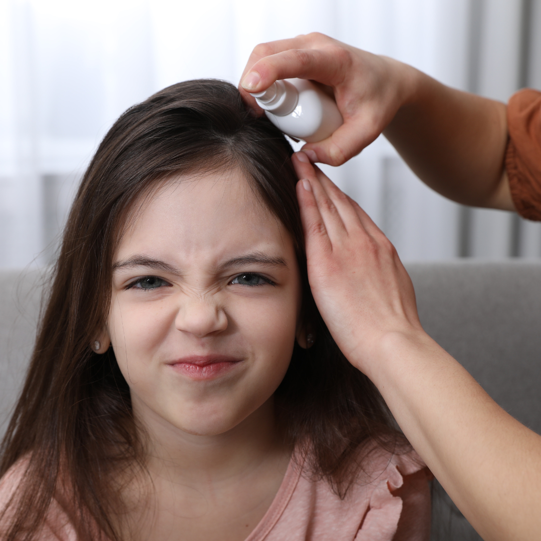 Junges Mädchen bekommt Haare gebürstet ein junges Mädchen, das sich die Haare bürsten lässt